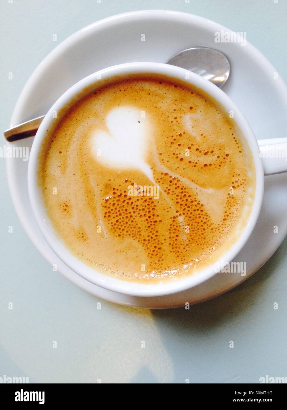 Cuore sulla parte superiore di una tazza di caffè per illustrare amorevole caffè o amore Foto Stock