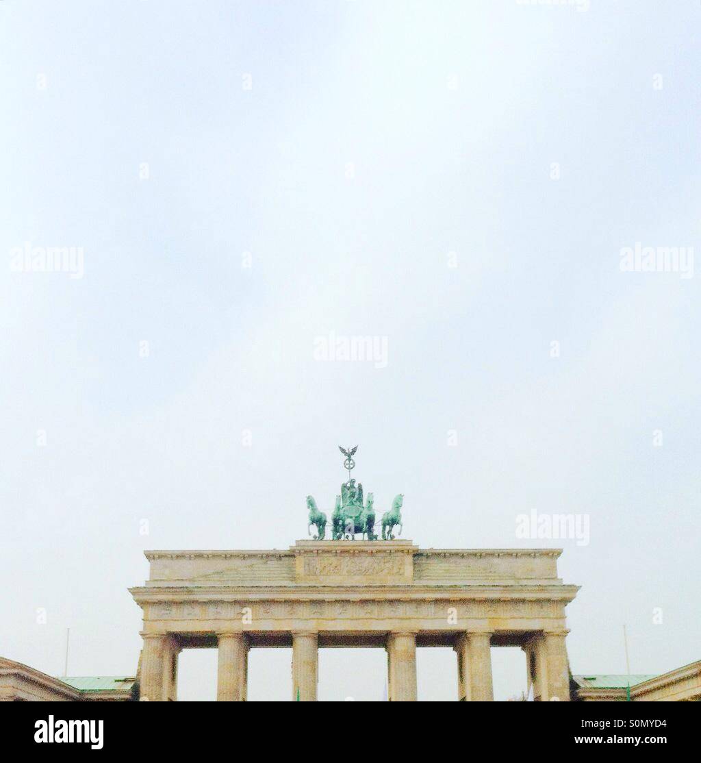 La Porta di Brandeburgo, Berlino, con copia spazio sopra - Immagine stock catturata con smartphone