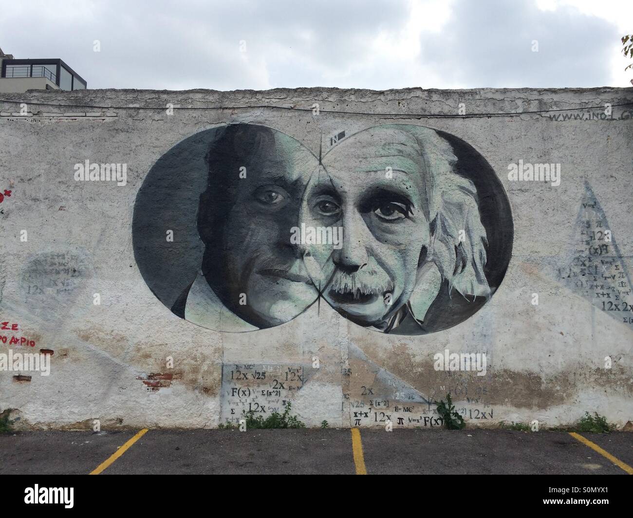 Murale che combina il fisico Albert Einstein e il matematico Constantin Carathéodory in un disegno in stile diagramma di Venn su una parete, circondato da equazioni Foto Stock