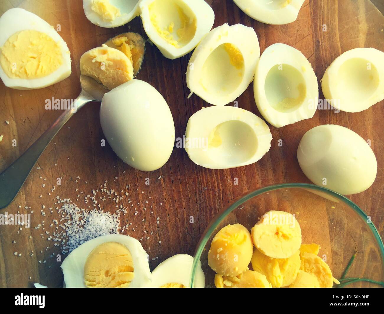 La preparazione di uova ripiene Foto Stock