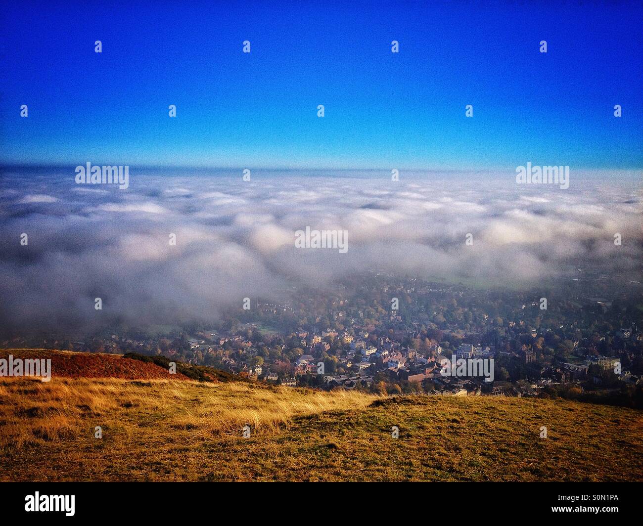 Great Malvern su un nebbioso giorno di autunno visto da colline. Il 1 novembre 2015 Foto Stock