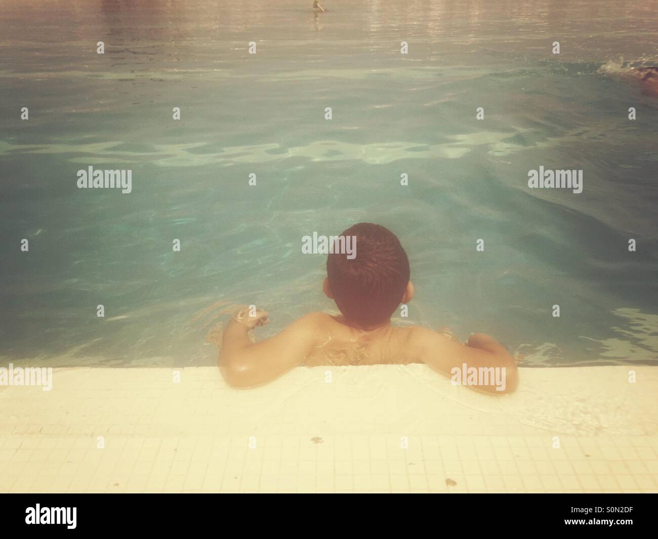 Little Boy in piscina Foto Stock