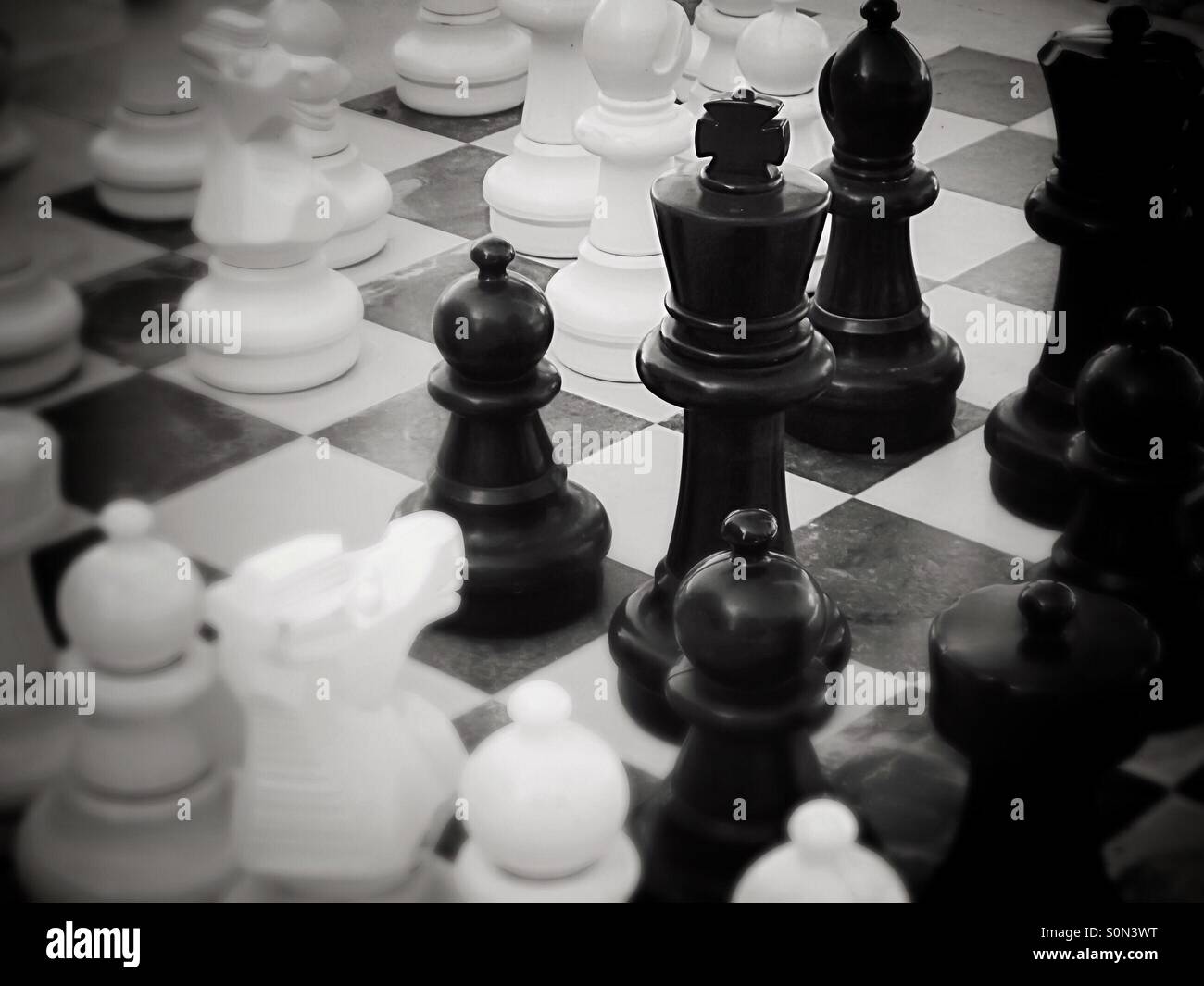 Re nero sulla scacchiera - Immagine stock catturata con smartphone