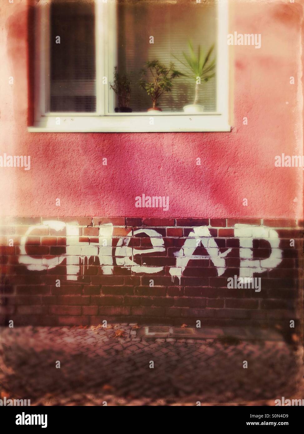 A buon mercato graffiti su una casa nel quartiere Schillerkiez in Neukoelln, Berlino, Germania Foto Stock