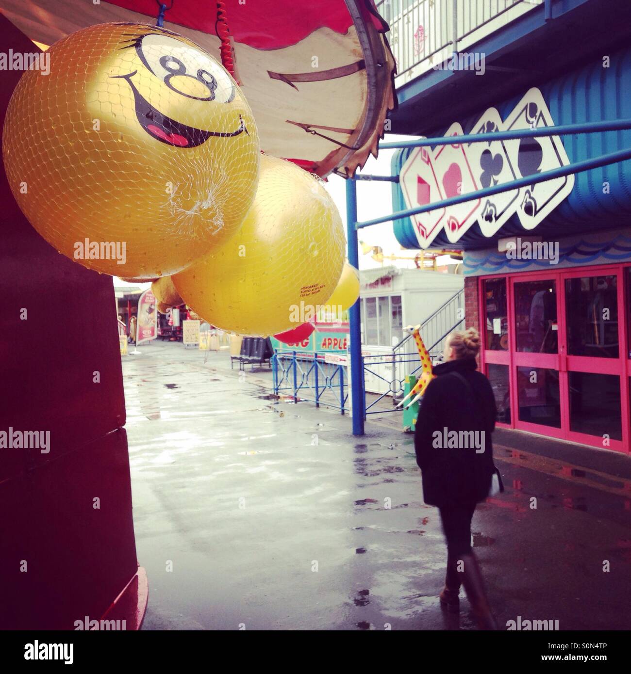 Grande sorriso in un umido e quasi deserte in fiera Foto Stock