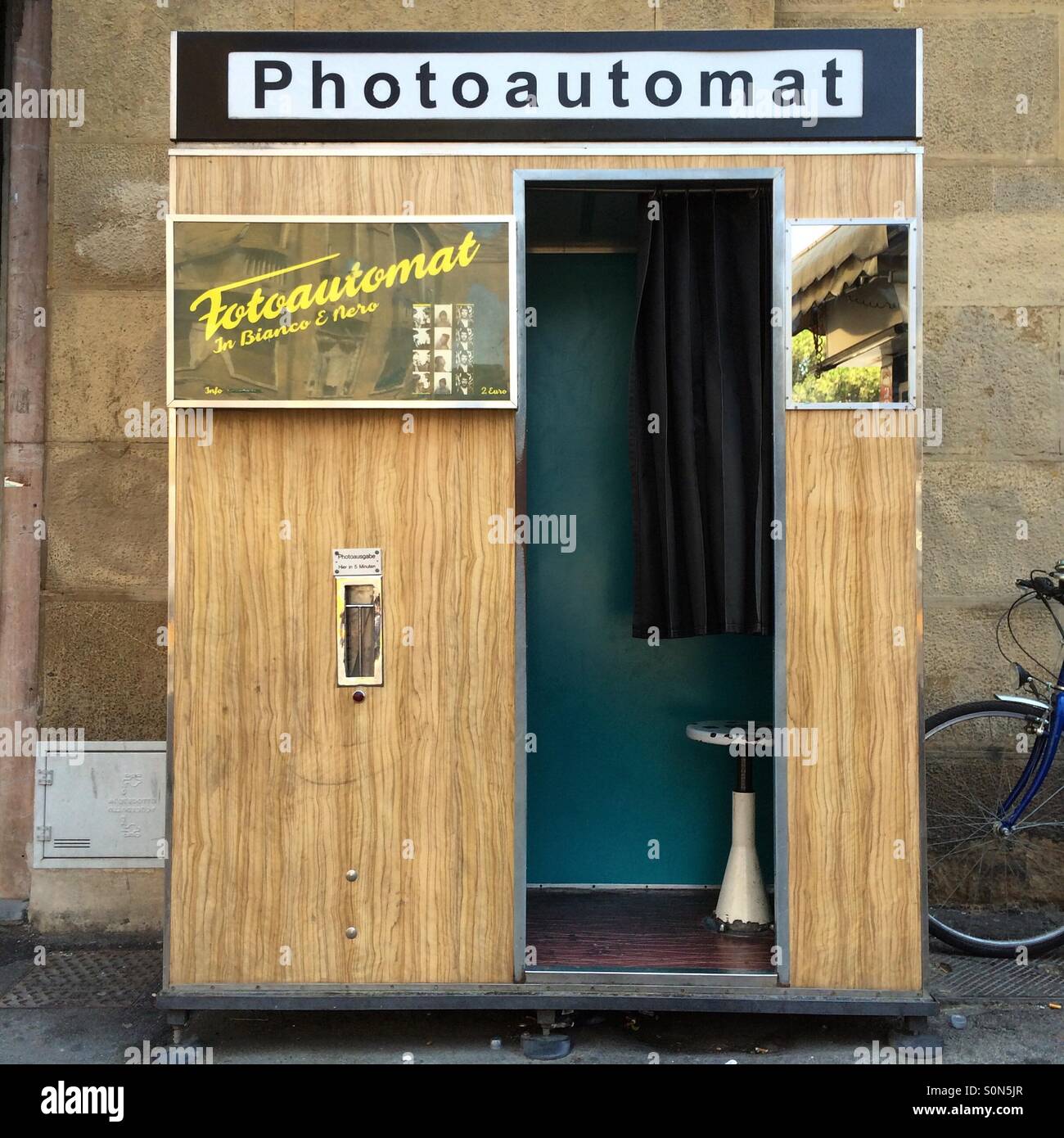 Un vecchio Photoautomat Photo Booth in Firenze, Italia. Foto Stock