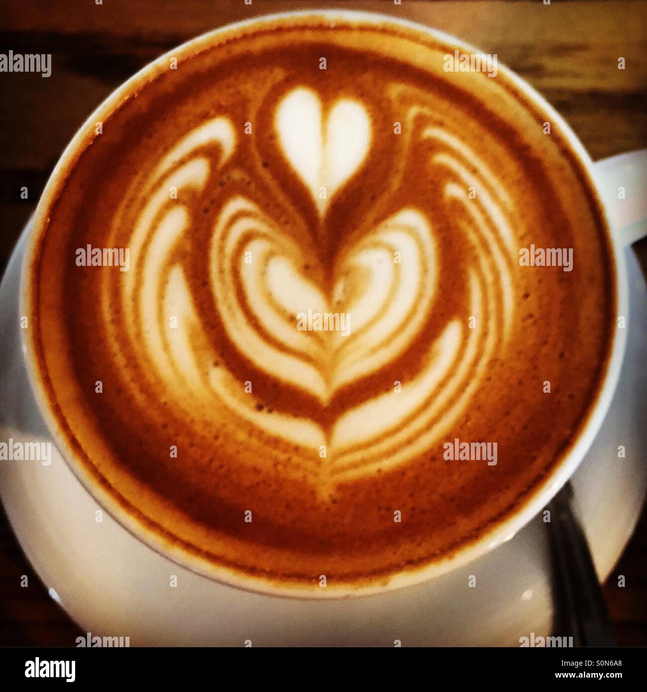 Cappuccino bevanda al caffè con il cuore e con ali latte art. Foto Stock