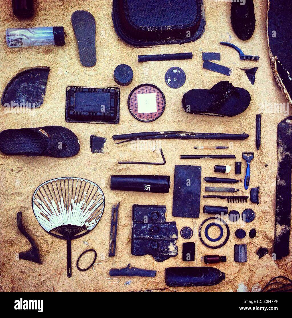 Nero pladtic spazzatura sulla spiaggia - Immagine stock catturata con smartphone