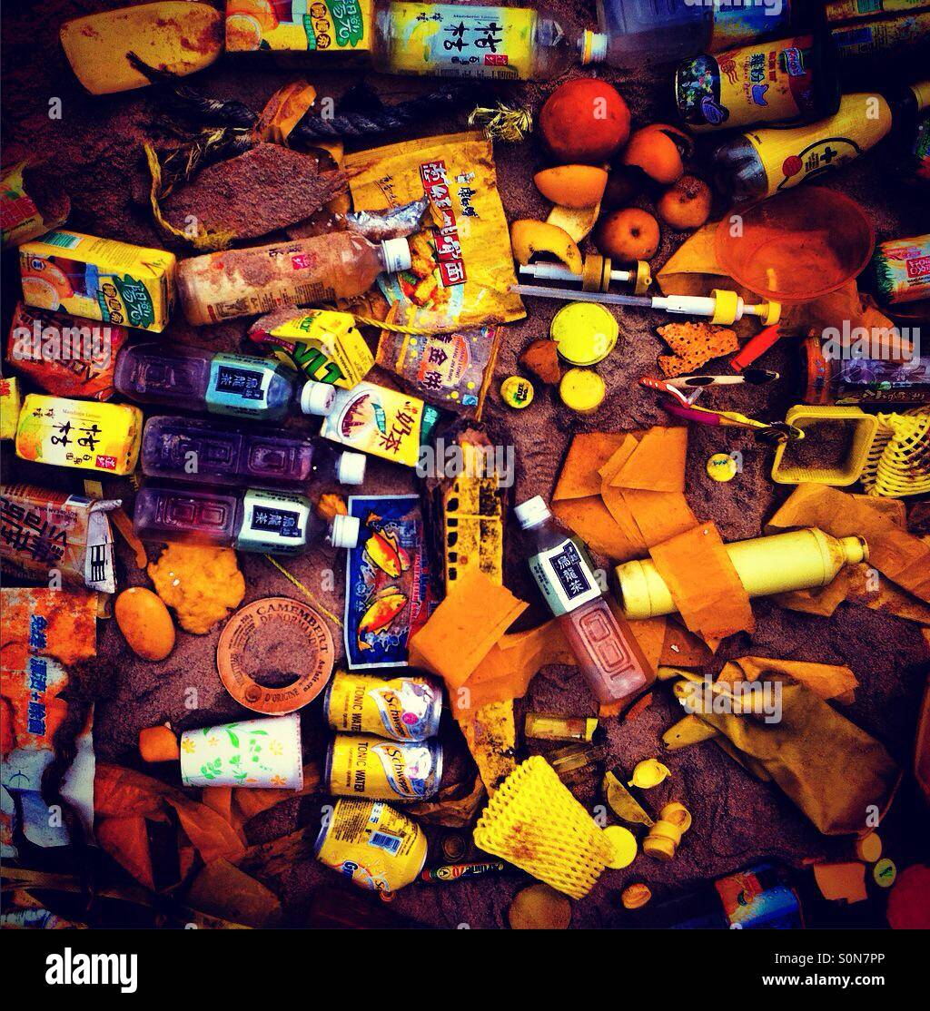 Cestino di inquinamento in plastica sulla spiaggia - Immagine stock catturata con smartphone