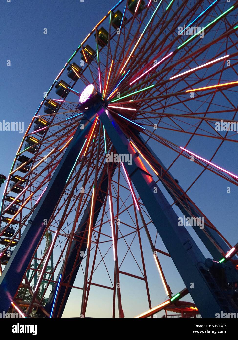 Ruota panoramica Ferris di notte Foto Stock