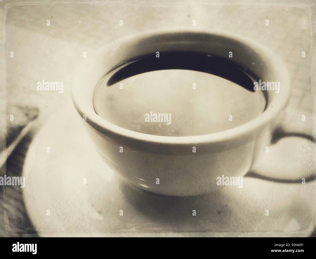 Tazza di caffè nero in un bianco porcellanato cup. - Immagine stock catturata con smartphone