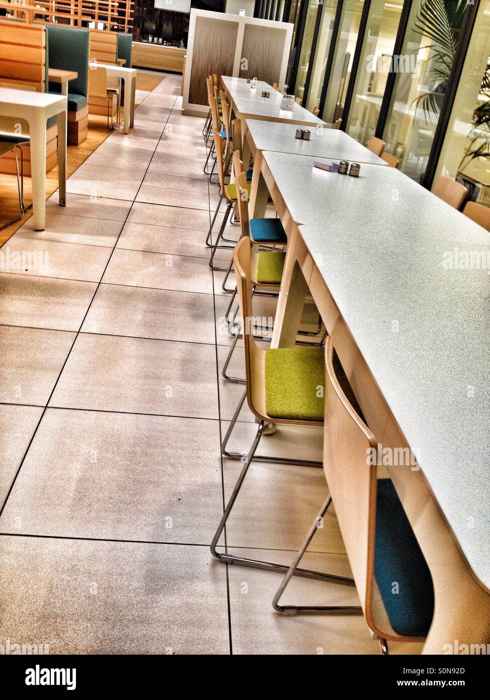 Tavoli e sedie nel lavoro di mensa. - Immagine stock catturata con smartphone