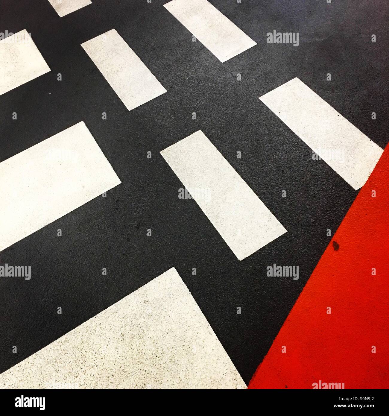 Parcheggio sotterraneo della segnaletica stradale. - Immagine stock catturata con smartphone
