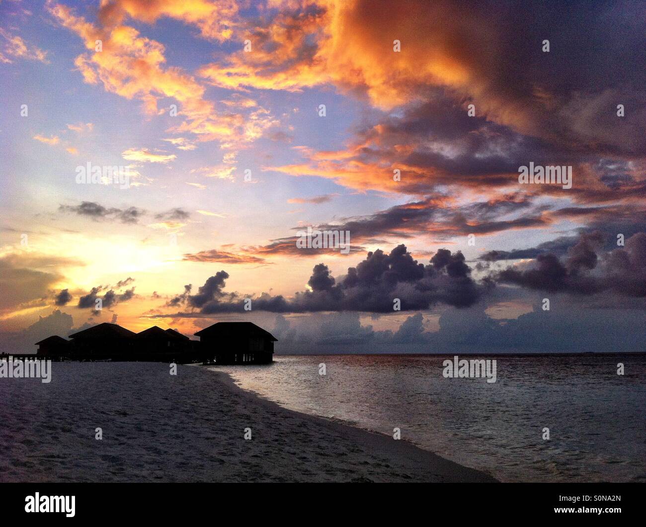 Bel tramonto sull'Oceano Indiano Foto Stock