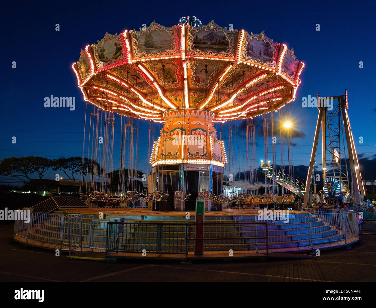 Swing Big Carnival Ride - Immagine stock catturata con smartphone