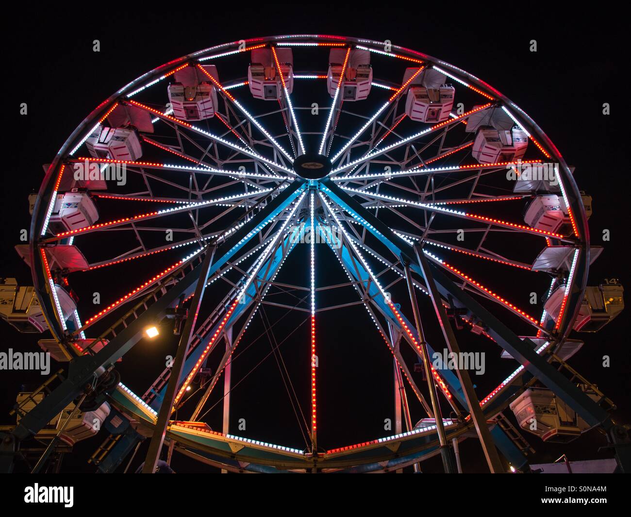 Ruota panoramica Ferris Carnival Ride di notte - Immagine stock catturata con smartphone