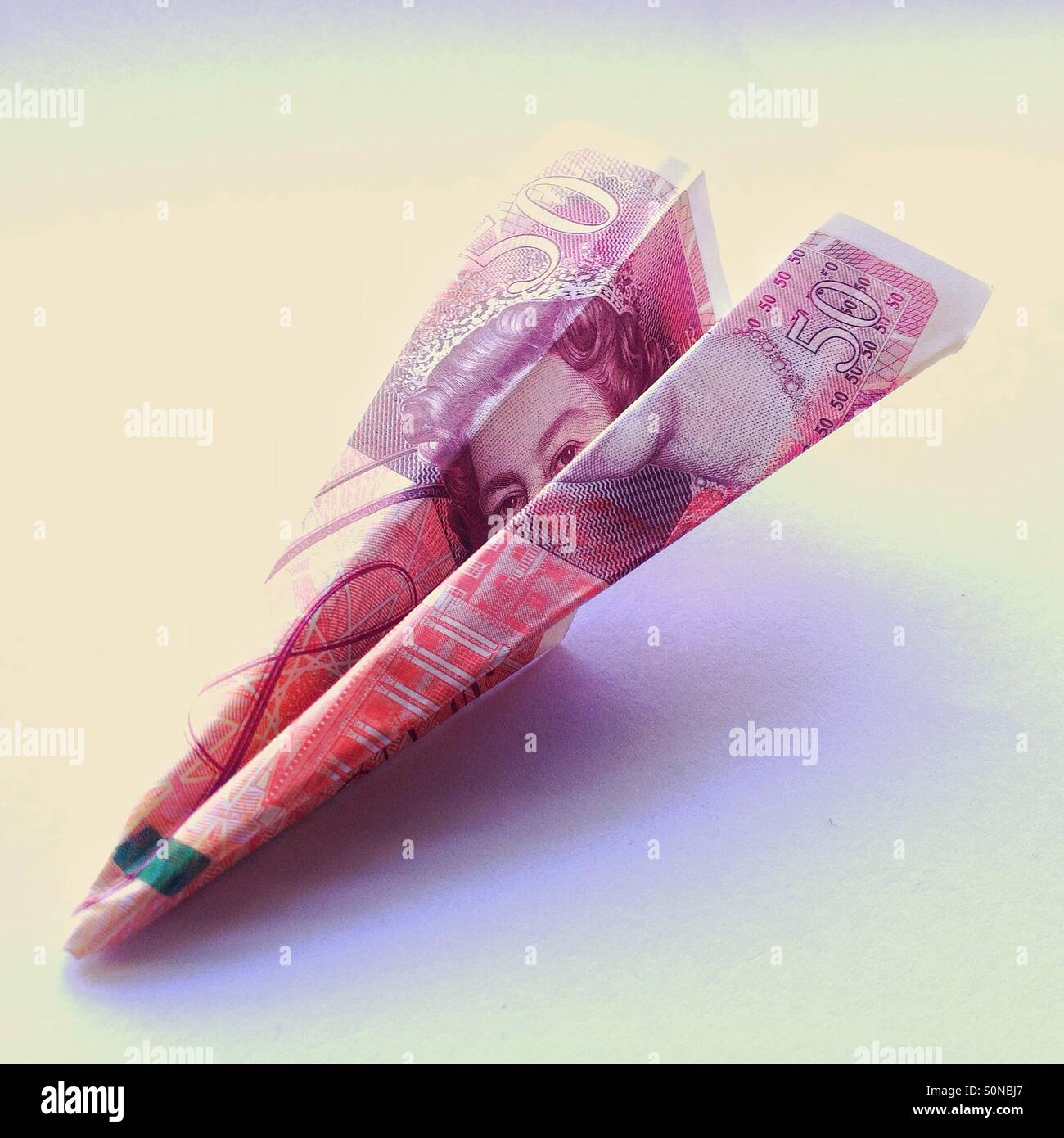 Dart di carta fatta da una cinquantina di pound nota Foto Stock