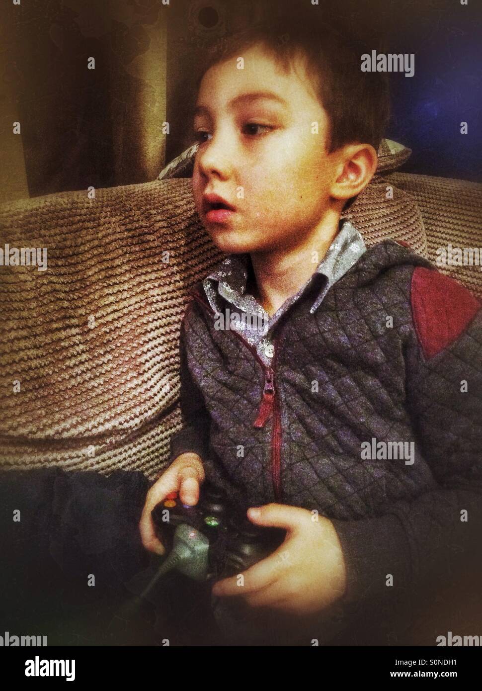 Un ragazzo giocando con la XBox. Foto Stock