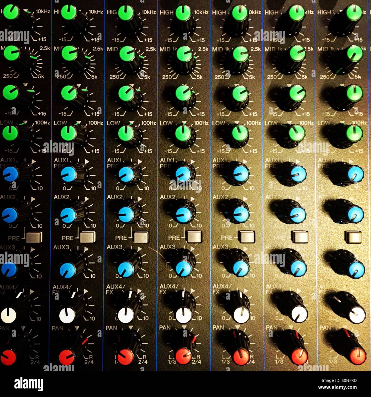 Ingegnere del suono studio console di mixaggio. Foto Stock