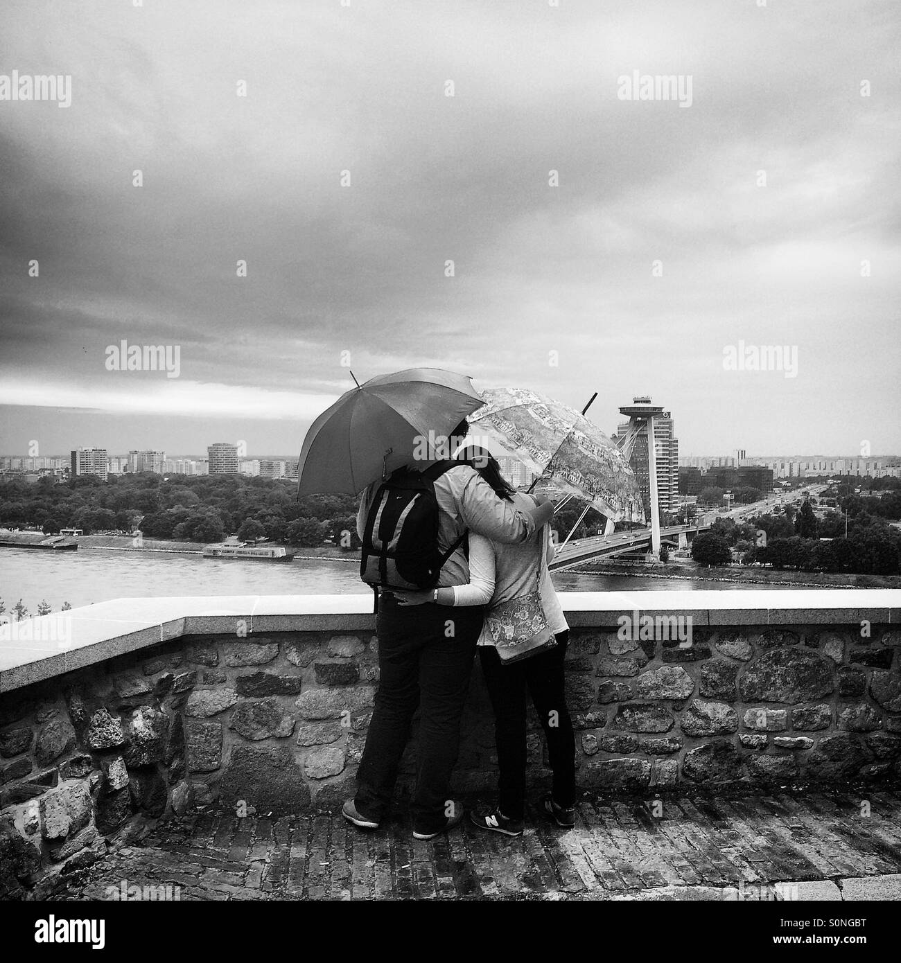 Amore sotto la pioggia Foto e Immagini Stock in Bianco e Nero - Alamy