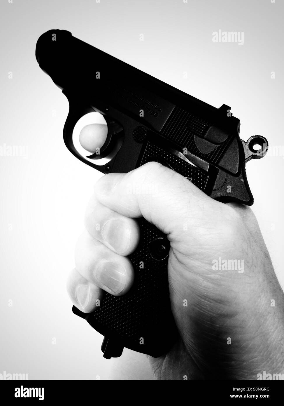 Walther PPK pistola dito sul grilletto - Immagine stock catturata con smartphone