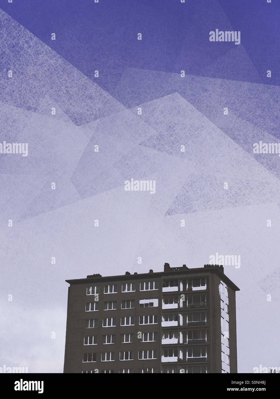 Appartamento Lone edificio con grafica di sfondo del cielo Foto Stock