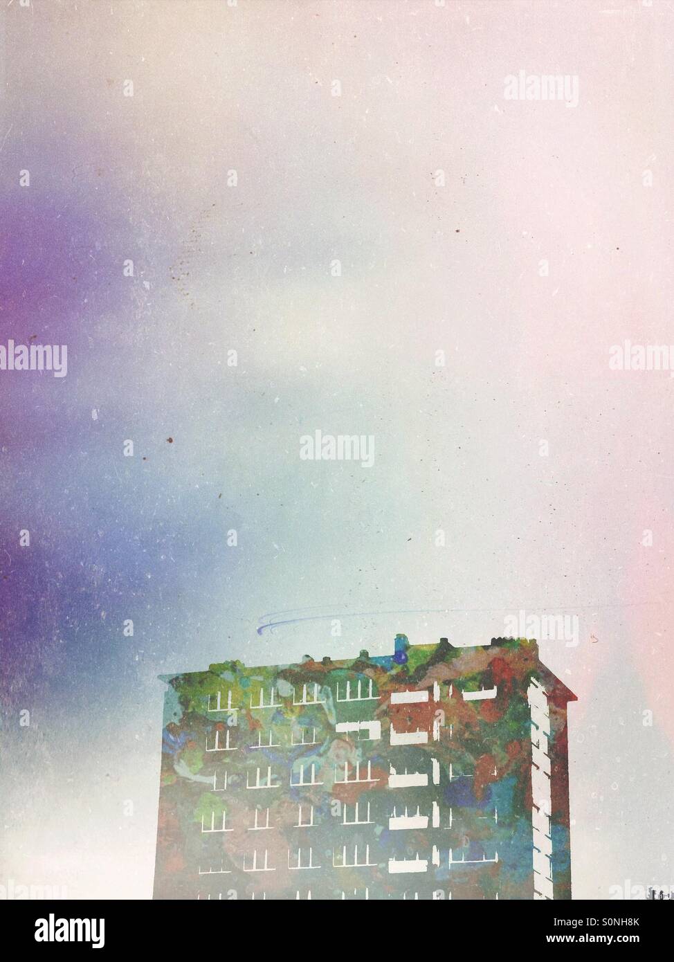 Lone variopinto edificio di appartamenti - Immagine stock catturata con smartphone