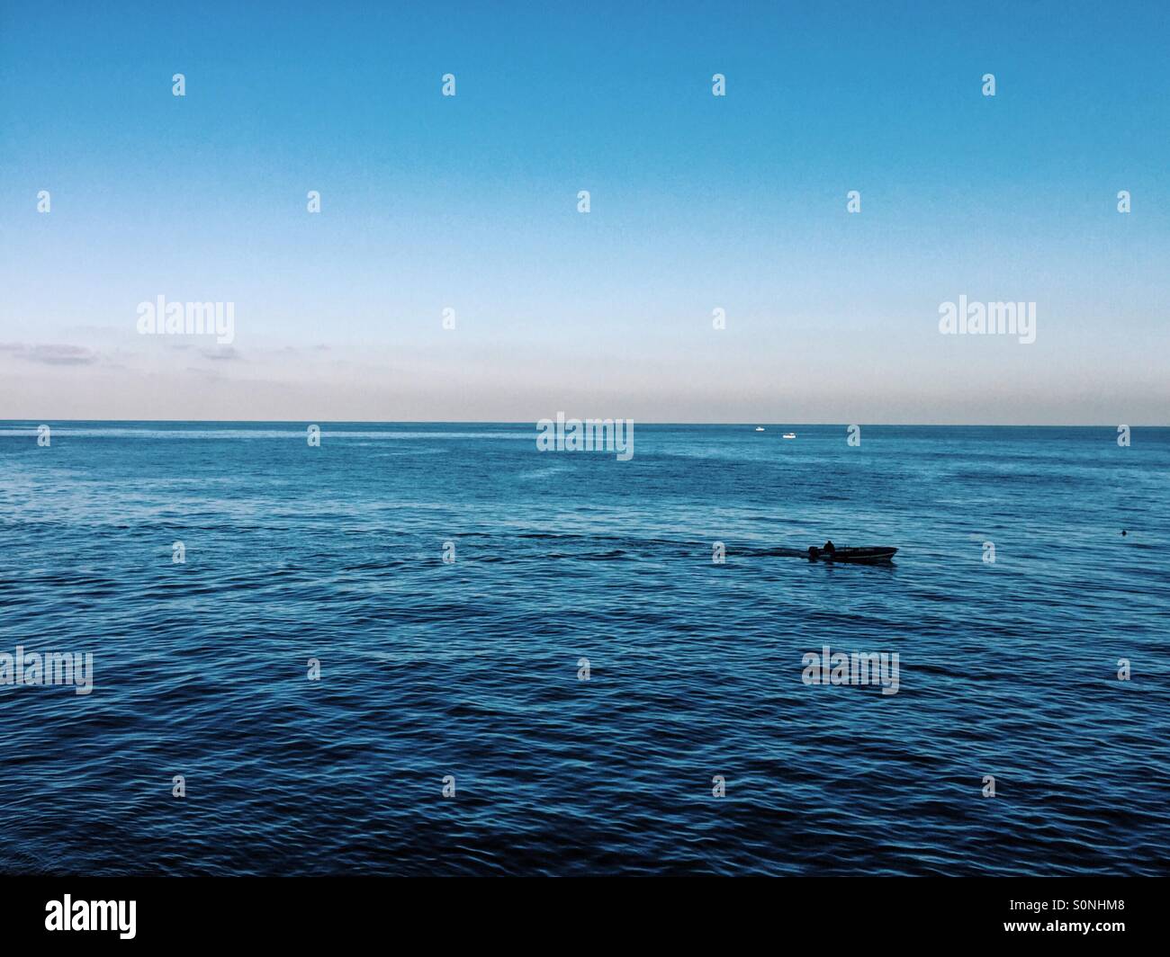 Barca a Vela Barca fisher in mare la mattina presto - Beirut Libano MEDIO ORIENTE - Immagine stock catturata con smartphone