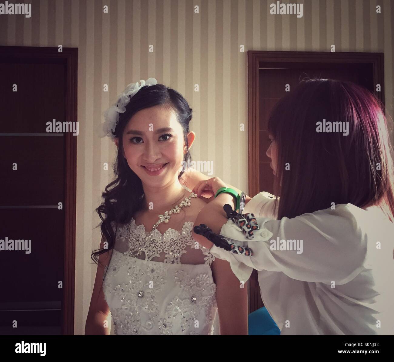 Il giorno del nostro matrimonio sposa di preparazione Foto Stock