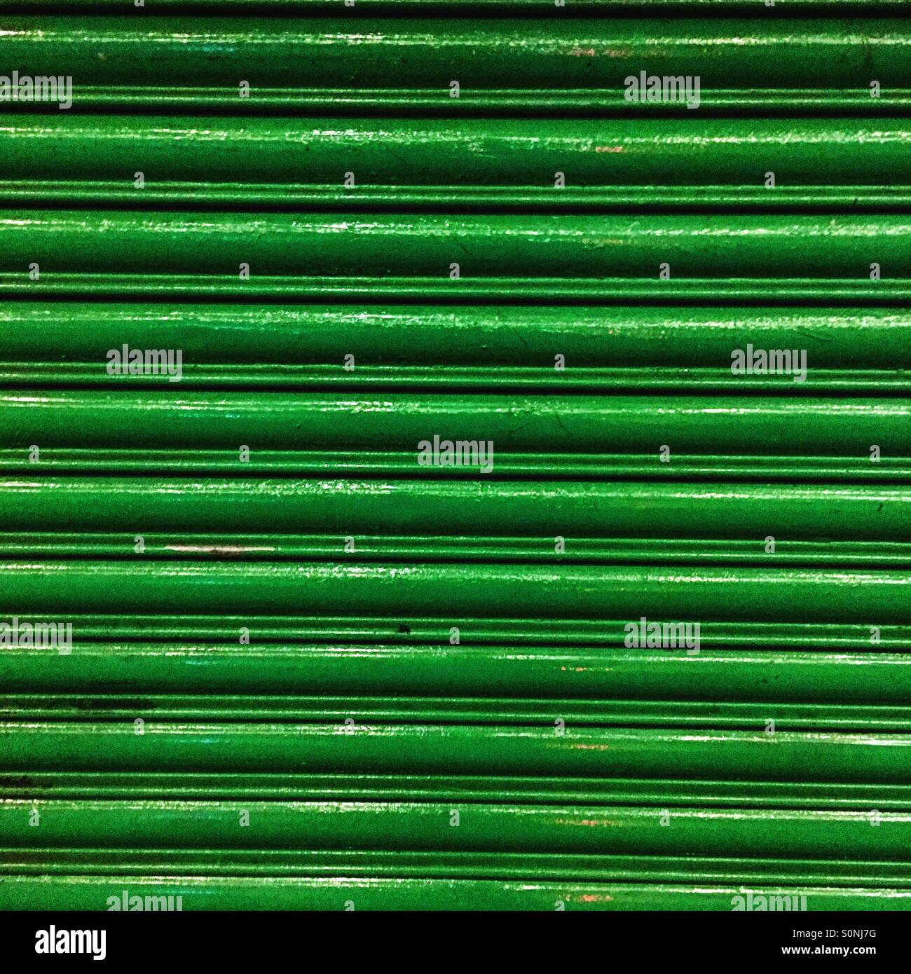 Colore verde brillante dipinto shop persiane. - Immagine stock catturata con smartphone