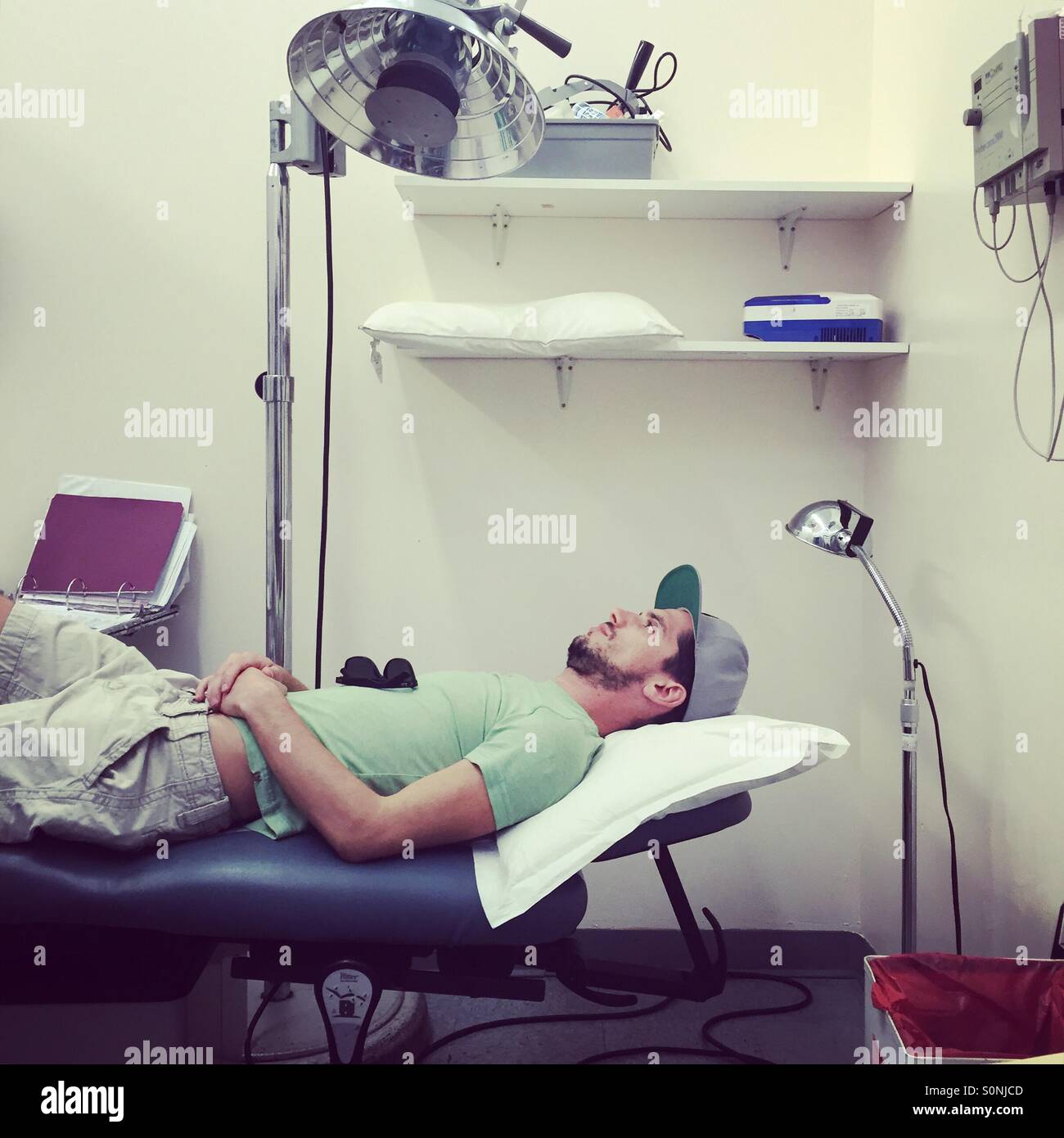 Uomo in ufficio medico - Immagine stock catturata con smartphone