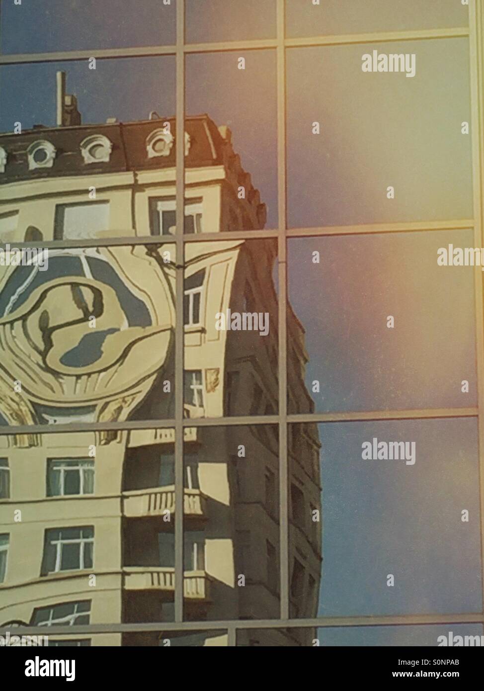 Edificio classico deformato nella costruzione di ufficio di riflessione di windows Foto Stock