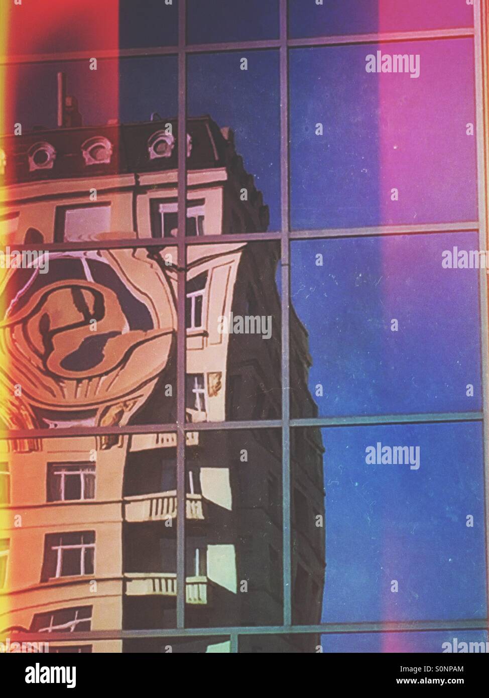 Edificio classico deformato nella costruzione di ufficio di riflessione di windows Foto Stock