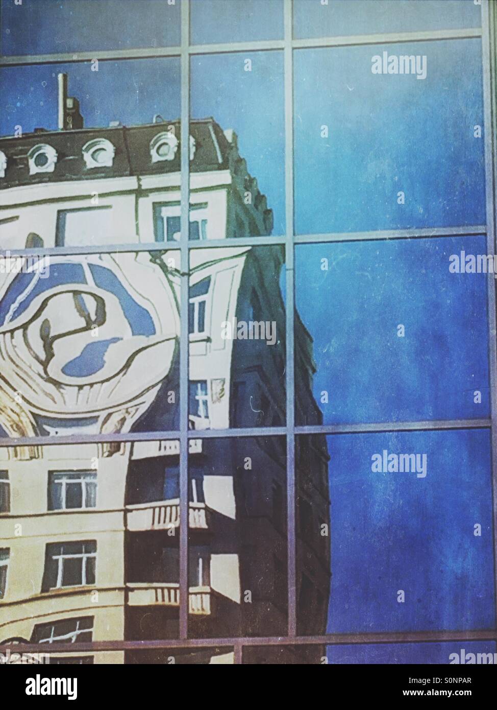 Edificio classico deformato nella costruzione di ufficio di riflessione di windows Foto Stock