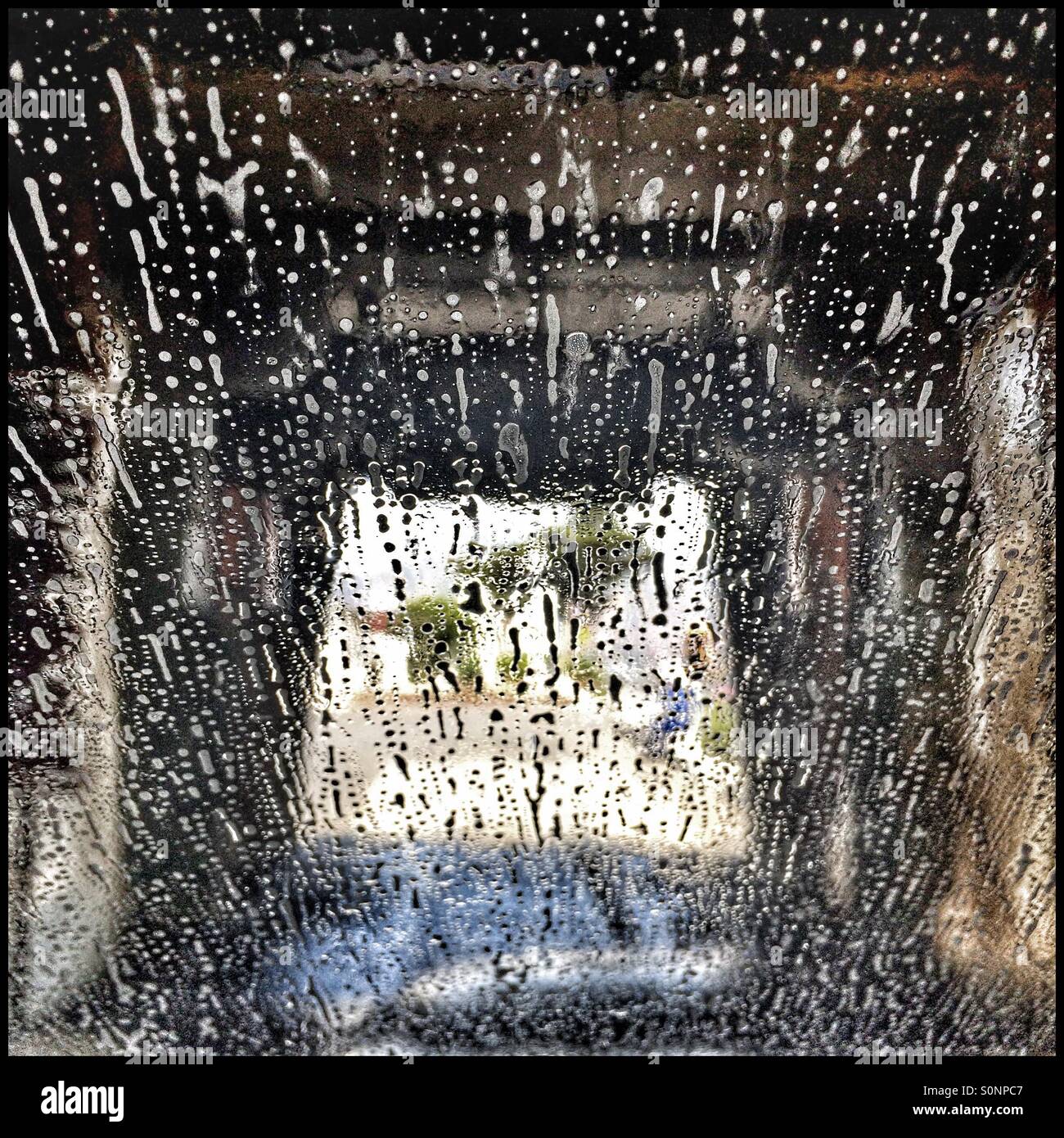 Parabrezza della vettura di autolavaggio automatico. - Immagine stock catturata con smartphone