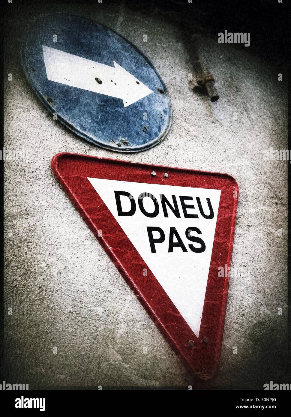 Il catalano "Give Way" segno, Mora d'Ebre, Spagna. Foto Stock