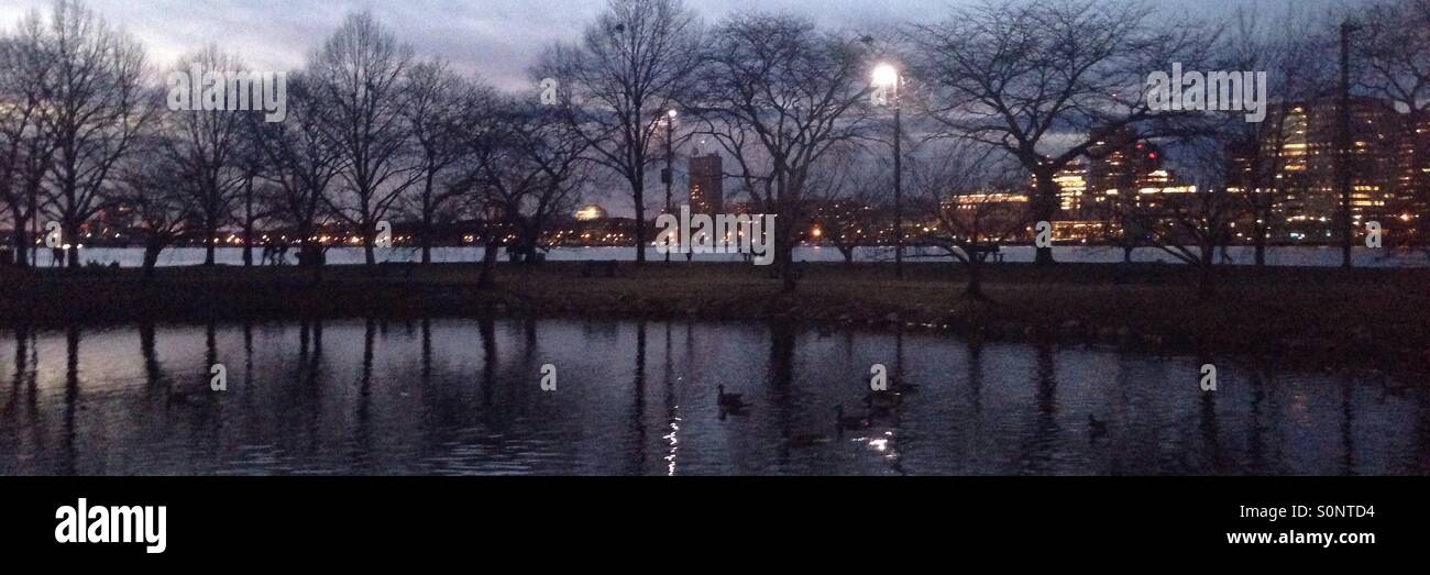 Twilight lungo il Fiume Charles a Boston - Immagine stock catturata con smartphone