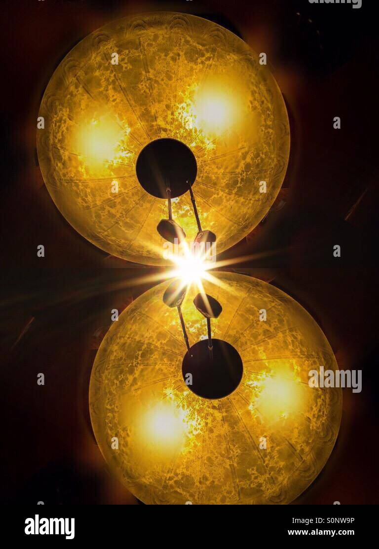 Contatto. Due sfere illuminate con calore in una composizione simmetrica con un punto di contatto. Concetti: Calore, bagliore, igge, simmetria, eleganza, composizione alla luce. Foto Stock