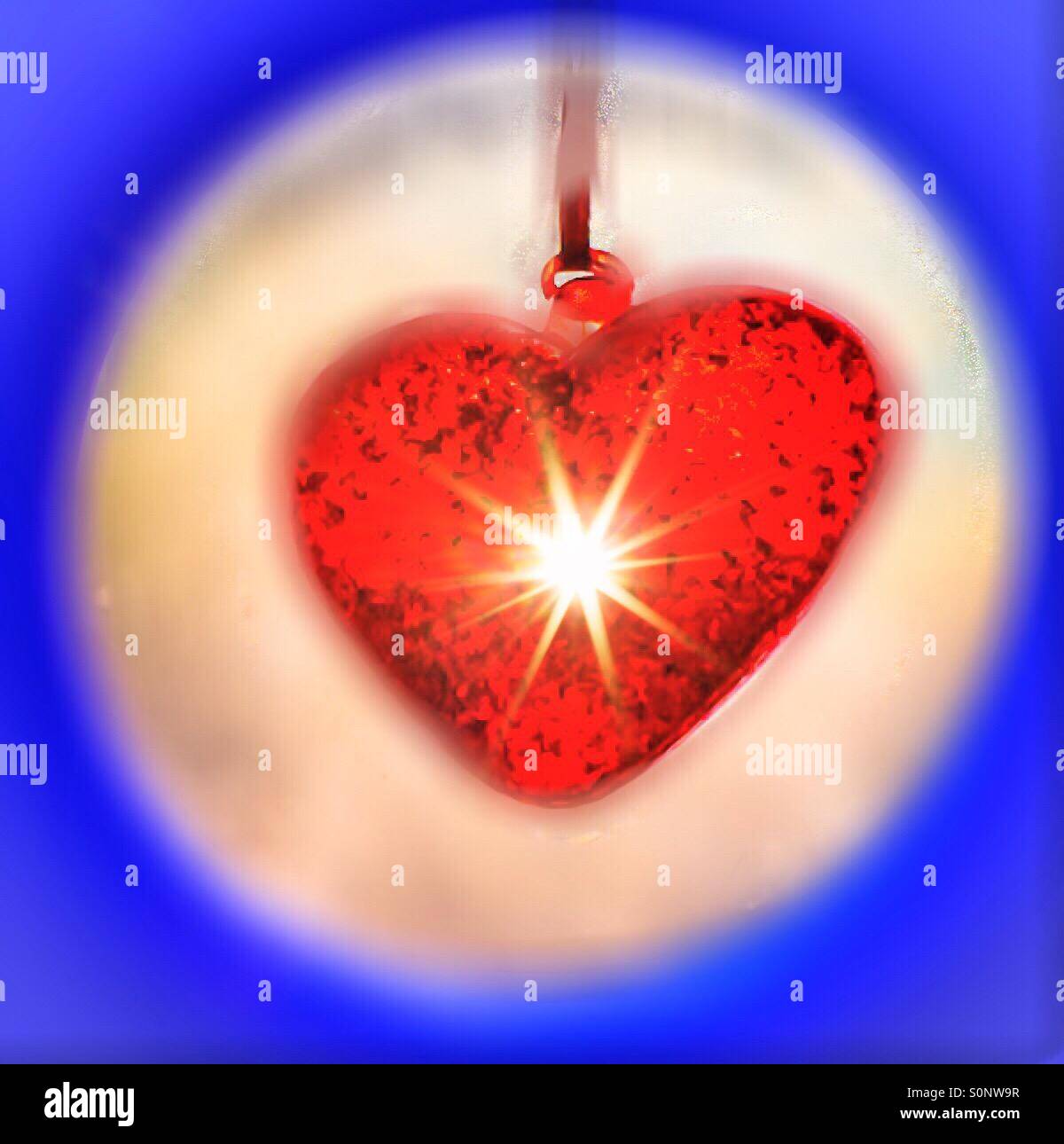 Luce nel mio cuore. Immagine concettuale. Simboli: Cielo blu, luna piena, cuore, scintilla d'amore. Icone delicate, delicate e deliquescenti. Molte espressioni, associazioni e segni. Ami qualcuno? - Immagine stock catturata con smartphone