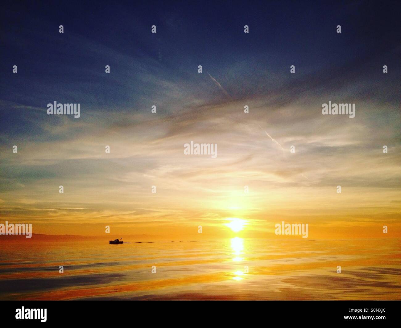 Bellissima scena di paesaggio del tramonto sul mare Foto Stock