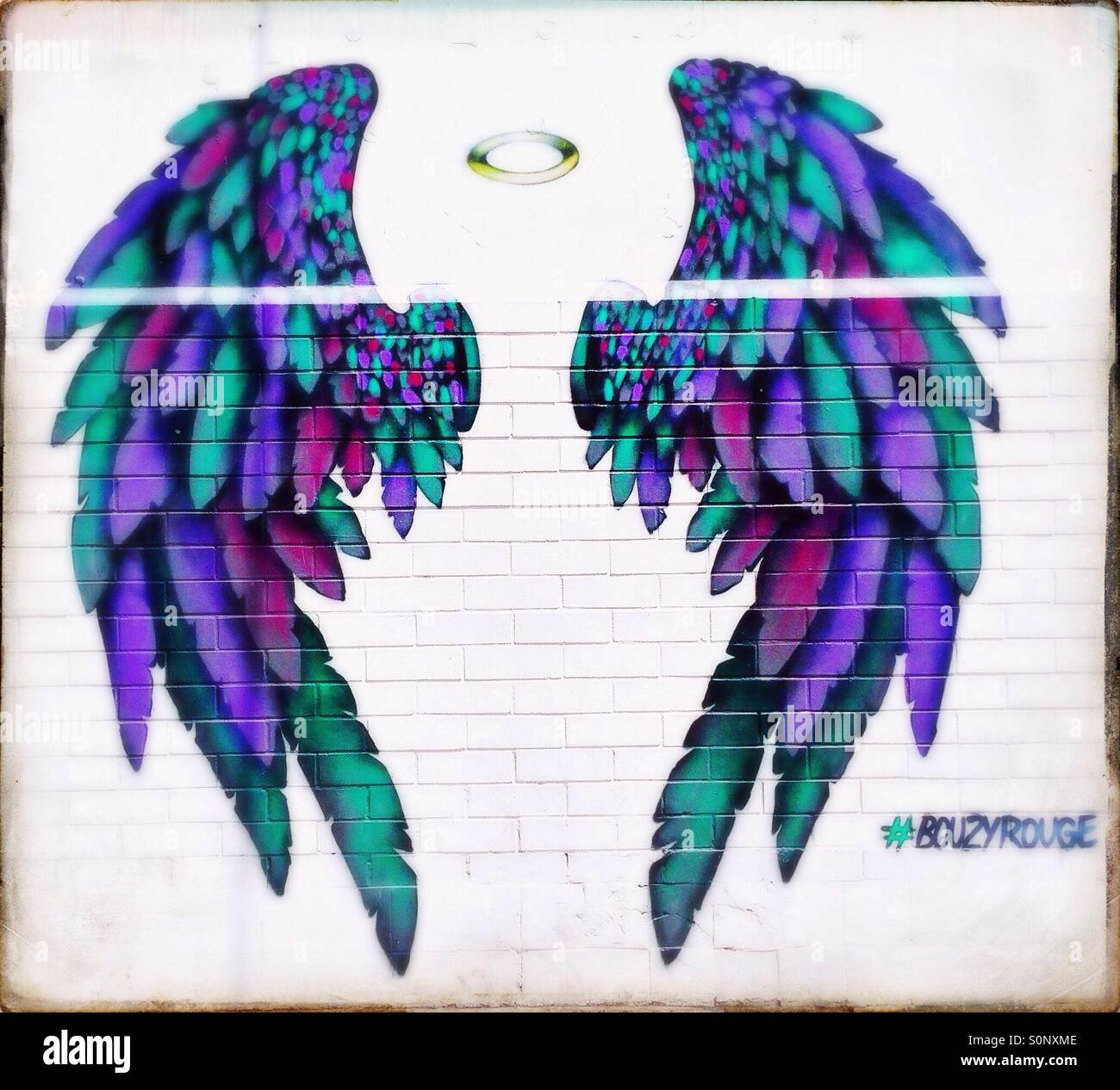 Arte di strada la pittura di angeli ali e alogeno - Immagine stock catturata con smartphone