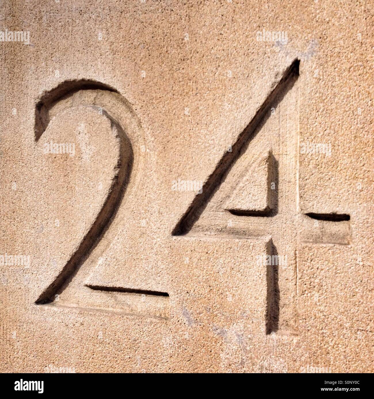 Il numero 24 scolpiti in pietra - Immagine stock catturata con smartphone