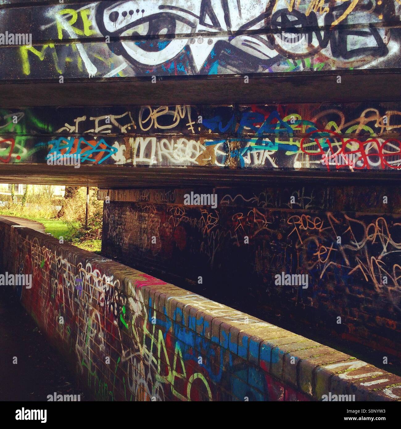 Graffiti sul ponte ferroviario struttura. Foto Stock