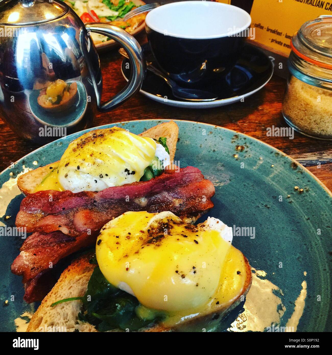 Uova Benedict per colazione brunch - Immagine stock catturata con smartphone