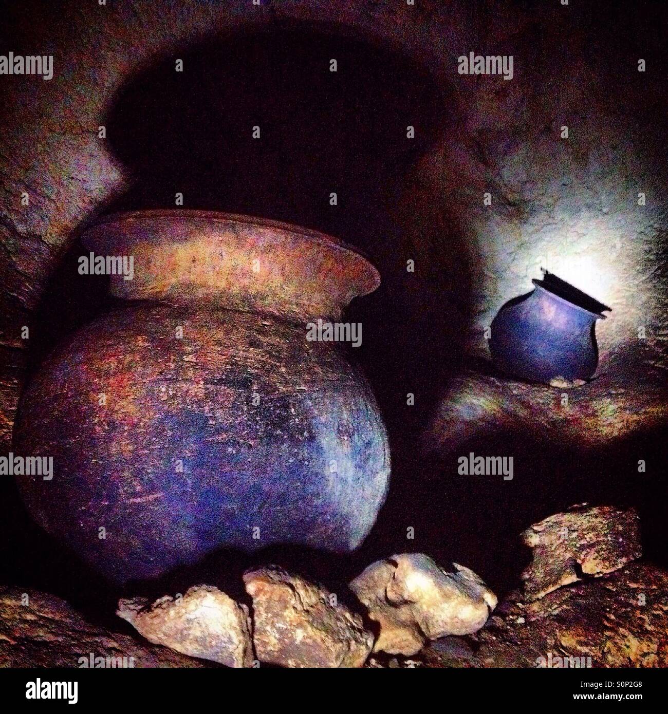 Antica Maya di navi utilizzate per fini religiosi sono visualizzati in ettari ceceno grotta, Cayo, Belize - Immagine stock catturata con smartphone