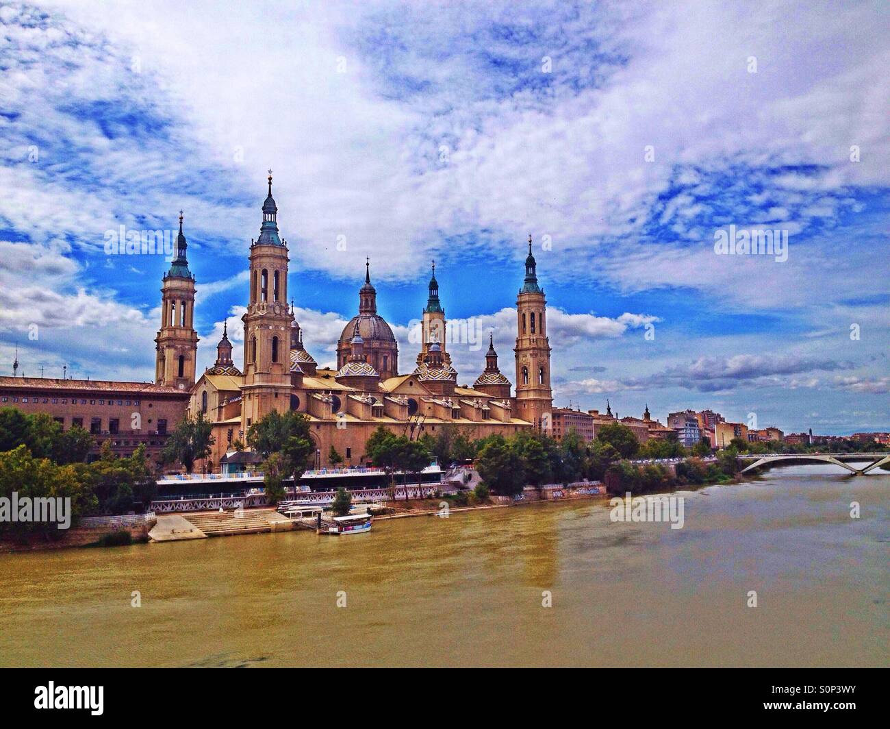 Vista della Basilica El Pilar e il fiume Ebro a Saragozza, Spagna Foto Stock