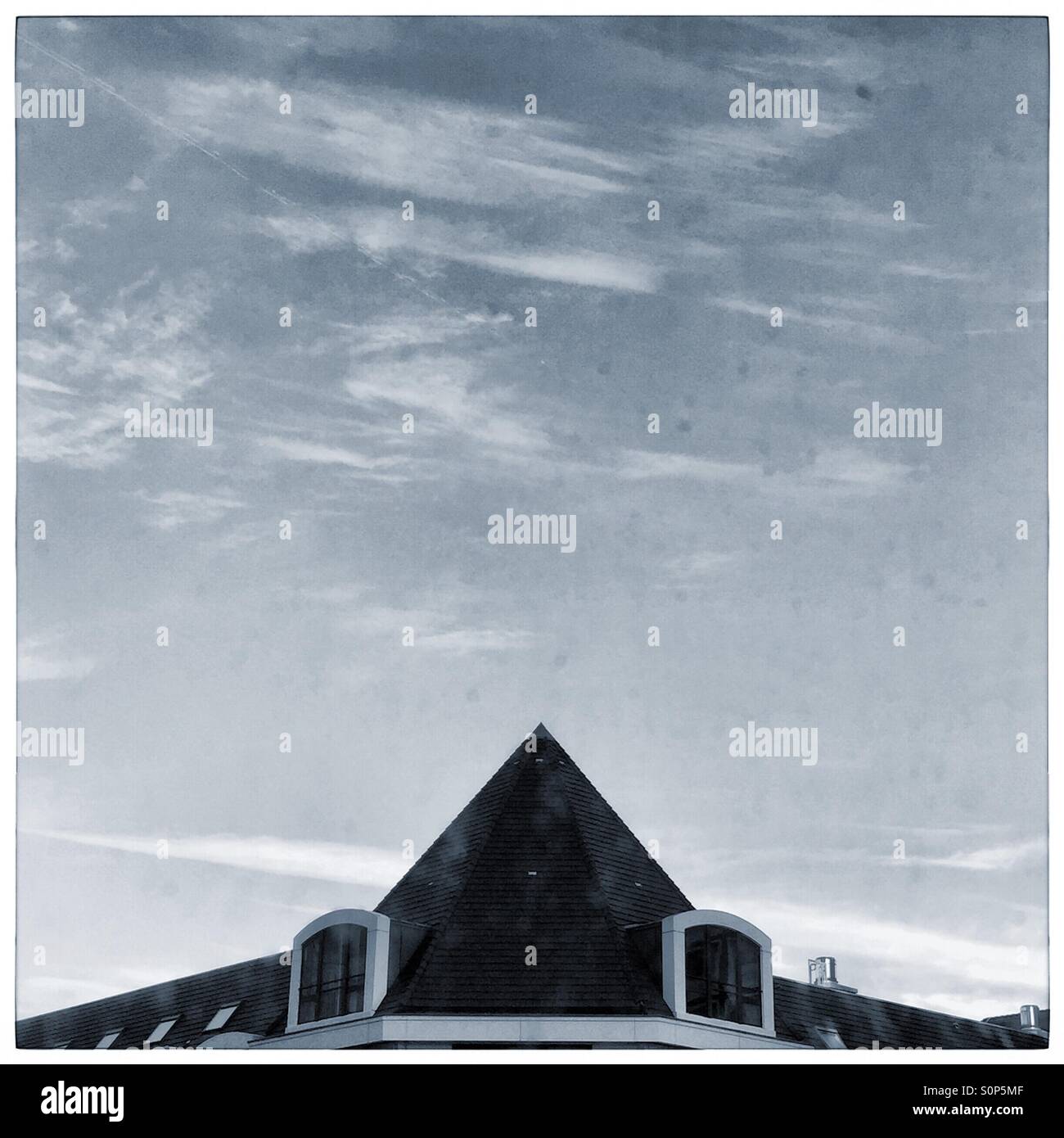 La piramide urbana. Abstract Foto Stock