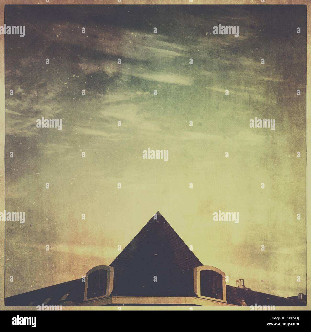 La piramide urbana. Abstract Foto Stock