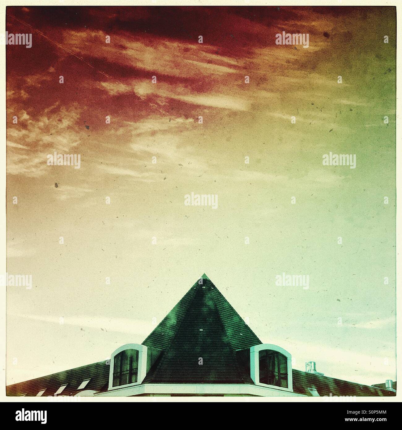 La piramide urbana. Abstract Foto Stock