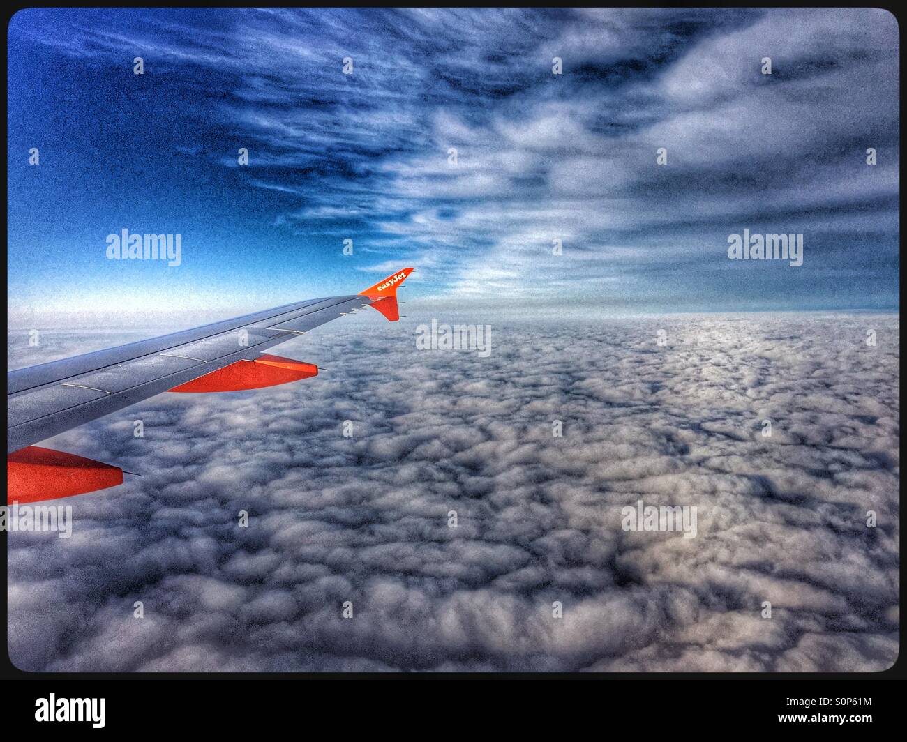 Sopra le nuvole - Una vista al di fuori della finestra di aeromobili di un volo EasyJet mentre viaggia in Francia settentrionale. Credito foto - © COLIN HOSKINS. Foto Stock